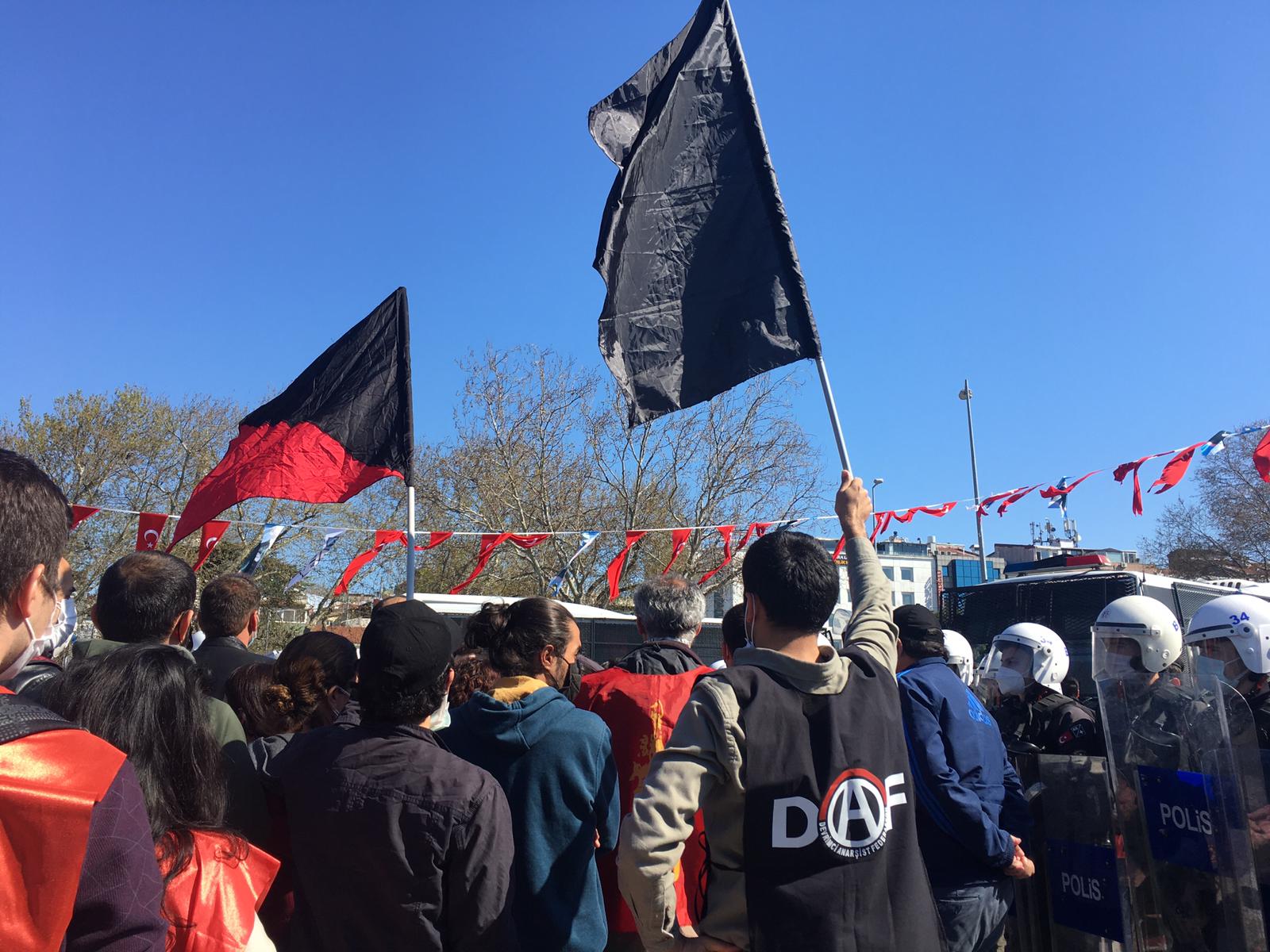 1 Mayıs Yasaklanamaz! – Kadıköy Rıhtım’da 1 Mayıs Açıklamasına Polis Saldırdı