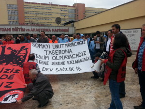 Okmeydanı Eğitim ve Araştırma Hastanesi'nde Soma’da katledilen maden işçileri için dayanışma eylemi yapan sağlık çalışanları hastane yönetimi tarafından işten çıkarıldı