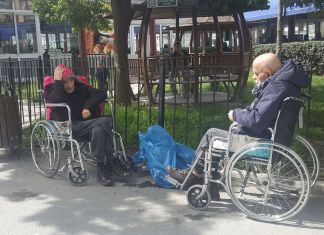 İBB Havalar Isındı Diye Yaşlıları Hastane Bahçesine Bıraktı