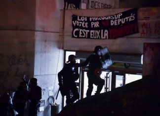 Fransa’da Öğrencilerin İşgal Ettiği Üniversiteye Polis Baskını: 3 Yaralı