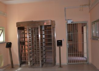 “Bu Ülkede Adalet Yok” diyen Tutsak Mahkeme Karşısında Bedenini Ateşe Verdi