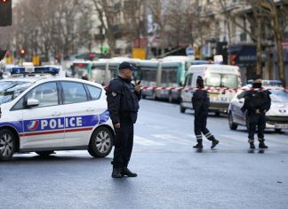 Paris’te Bıçaklı Saldırı: 2 Kişi Yaşamını Yitirdi, 8 Kişi Yaralandı