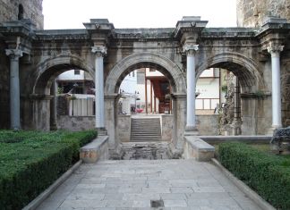 Hadrianus Kapısı Surlarından Düşen Bir Kişi Yaşamını Yitirdi