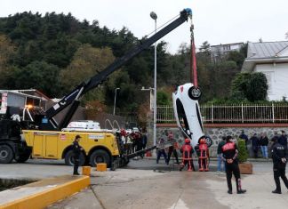 Fotoğraf Çektirip Arabasını Denize İtti