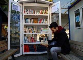 İzmir’de Sokak Kütüphanesi: Al Götür Oku Getir