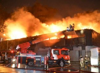Zeytinburnu’nda İki Fabrikada Yangın