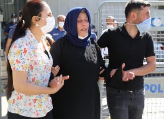 Emine Şenyaşar: Eşimi Gözümün Önünde, 2 Oğlumu Hastanede Katlettiler Sizin Adaletiniz Bu Mu!