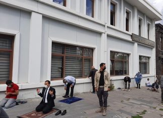 Kayyumun İlk İcraatı Belediye Önünde Namaz Kılmak Oldu