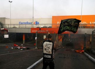 Brezilyada Carrefour Güvenliklerinin Bir Siyahiyi Döverek Öldürmesi Sonucu Eylemler Başladı