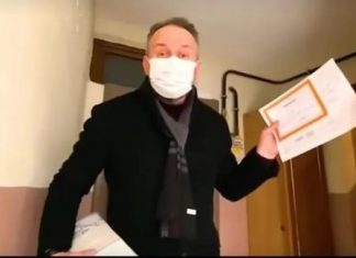 AKP İl Başkanı Kapı Kapı Gezip Karne Dağıttı