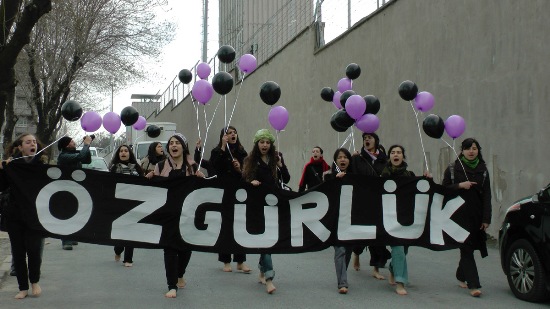 Kadınlar Sokaklara Özgür Yaşamı Yaratmaya